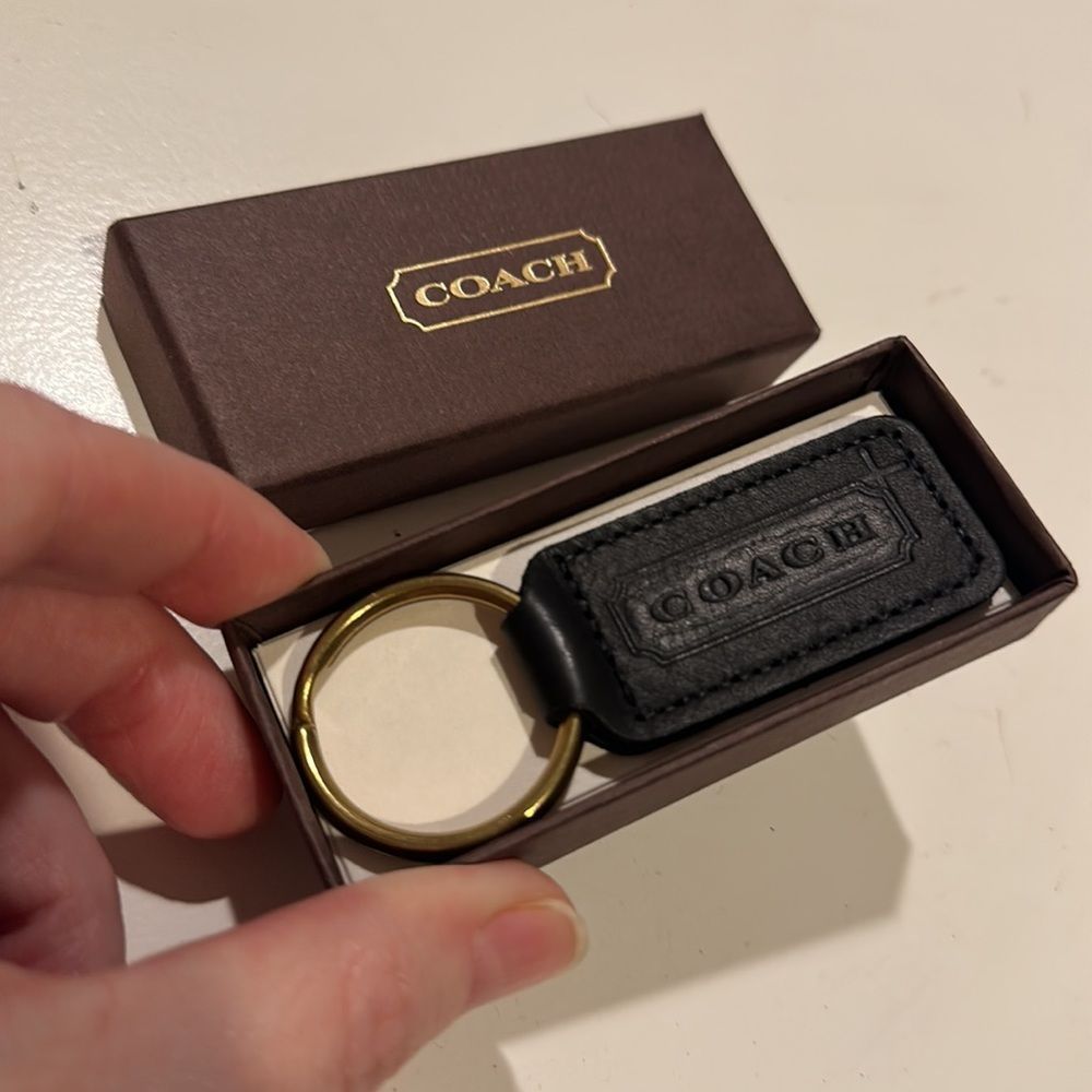 VINTAGE COACH LEATHER FOB KEY CHAIN HANGTAG BRASS COLLECTIBLE - BRAND NEW IN BOX - Picture 4 of 9